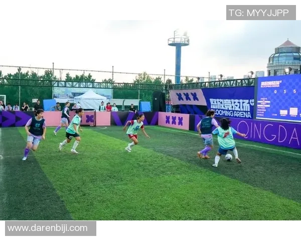 野球场上身披球星战袍 展现足球梦与青春活力的激情碰撞